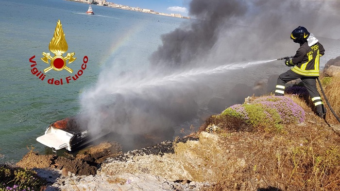 Siracusa, a fuoco un’imbarcazione salvi gli occupanti (Foto)