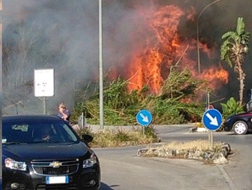 Incendi: fiamme in centro a Sciacca, lambite le case-Situazione critica anche a Menfi
