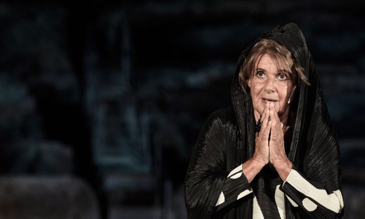 La vedova Socrate al Teatro Greco di Siracusa, Lella Costa: “Un’immensa emozione recitare in questo teatro”