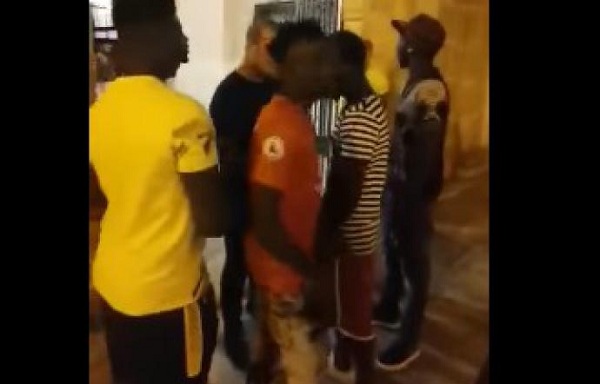 Razzismo a Marsala, buttafuori pub a giovani africani: «Mi dicono di non farvi entrare» (Video)