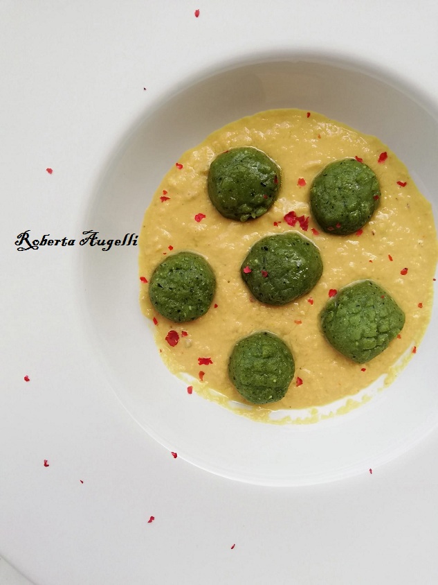 “I consigli della food blogger: gnocchi di ricotta e spinaci assieme ad  una crema di peperoni gialli, pomodori secchi, ricotta e noci!