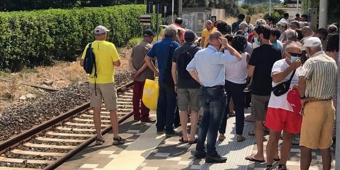 Stazione di Fontane Bianche: monta la protesta