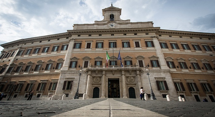 Bufera dopo la notizia diffusa da “Repubblica” : cinque deputati avrebbero incassato il bonus per le partite iva