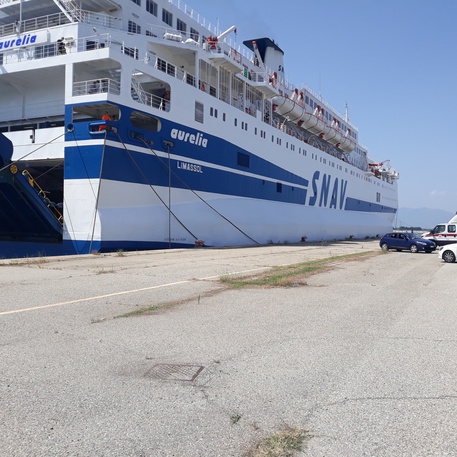 Migranti: nave quarantena a Lampedusa, imbarco in corso