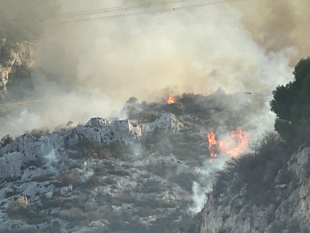 Sortino, fuoco vicino alle due dighe: in fiamme macchia mediterranea (Foto)