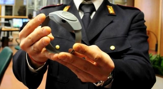 Avola, danneggia il il  braccialetto elettronico ed evade dai domiciliari: arrestata 39enne