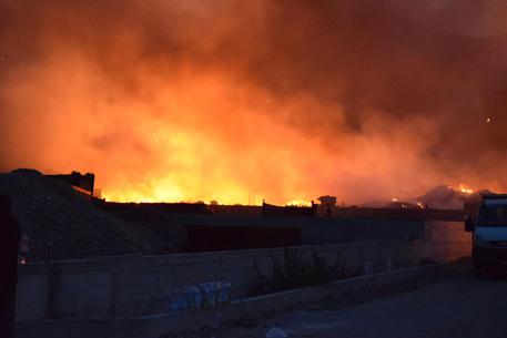 Incendi: notte di fuoco nel palermitano, 50 interventi