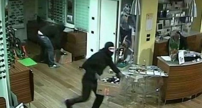Siracusa, ladri in azione in un negozio di ottica