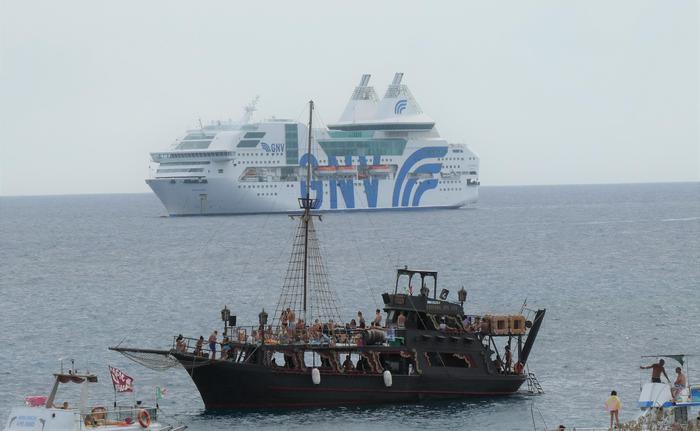 Migranti, nave quarantena a Lampedusa: al via il trasferimento, 53 positivi Covid da imbarcare
