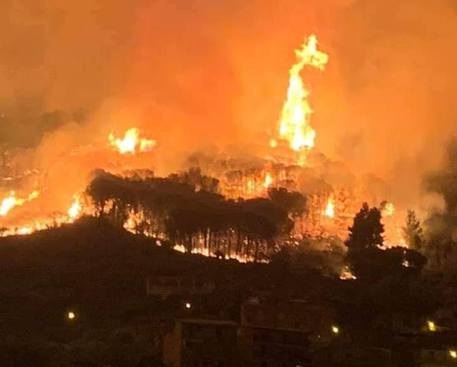 Incendi: vasto rogo a Lipari, fiamme alte vicino alle case