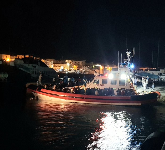 Migranti: 70 soccorsi in mare a Lampedusa da capitaneria porto