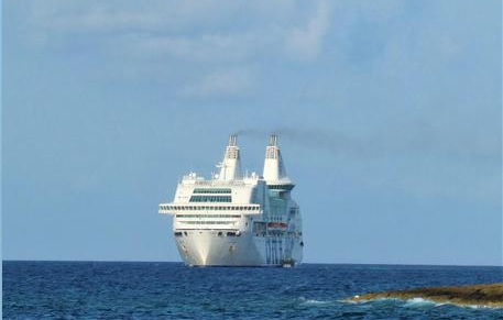 Migranti – 723 all’hotspot Lampedusa, via a trasferimenti – in 260 su nave quarantena