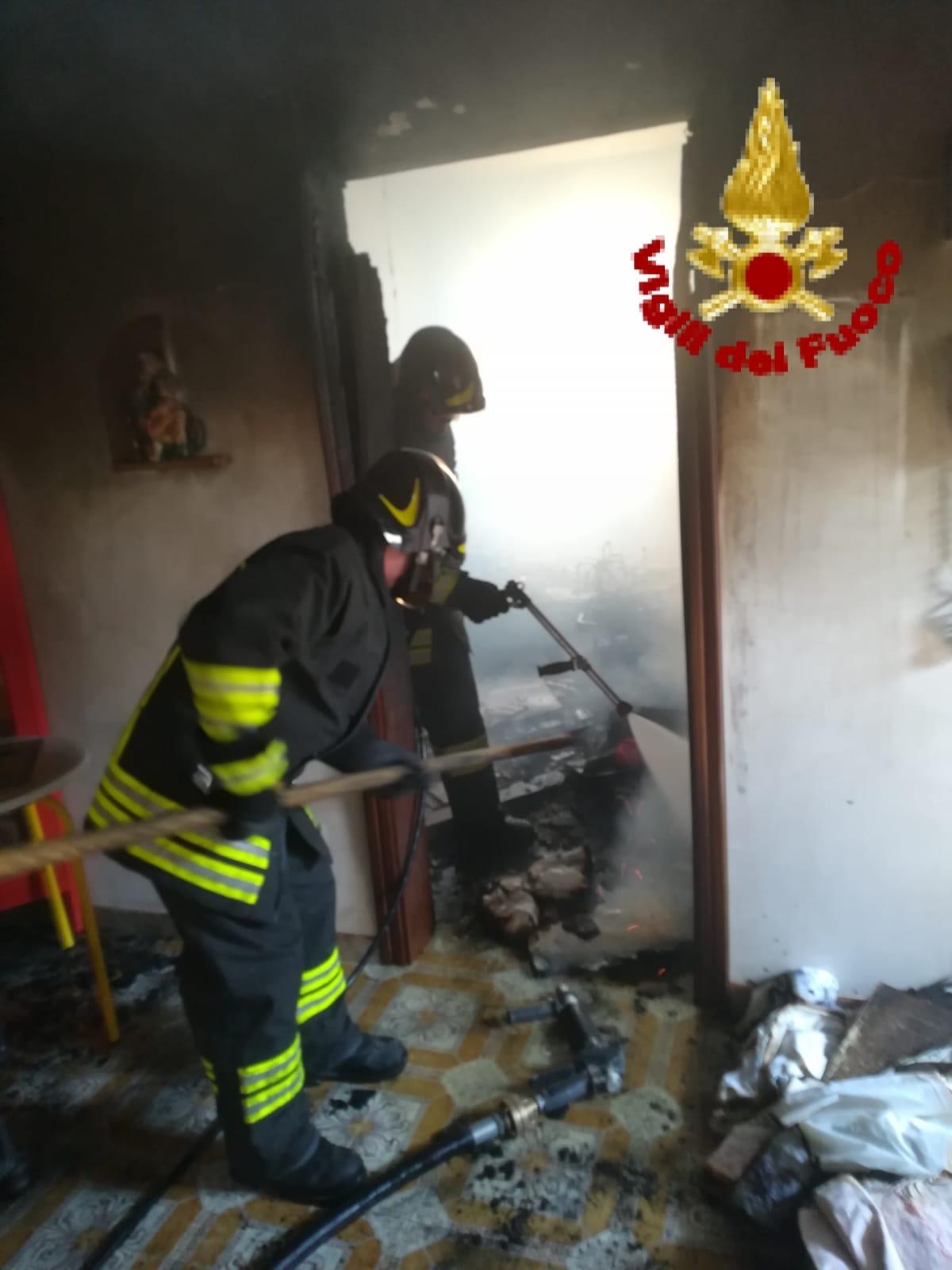 Rosolini, fulmine danneggia un appartamento – Foto