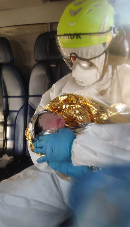 Migranti: positiva a Lampedusa, partorisce su elicottero 118