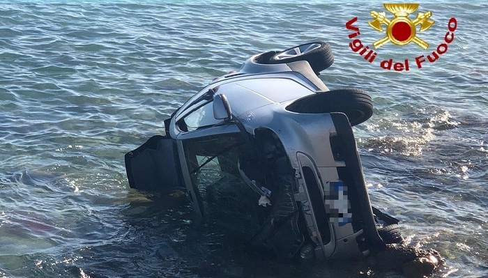 Avola, auto in mare: illeso il conducente – Foto –