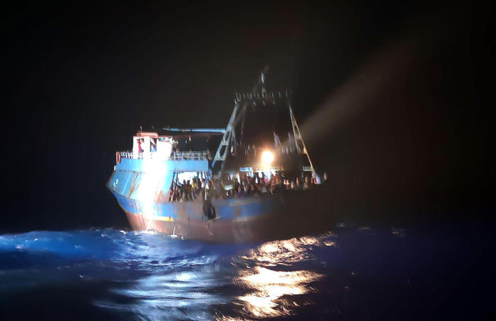 Migranti, 5 sbarchi in nottata a Lampedusa: approdati in 121, anche famiglie con bambini ed anziani