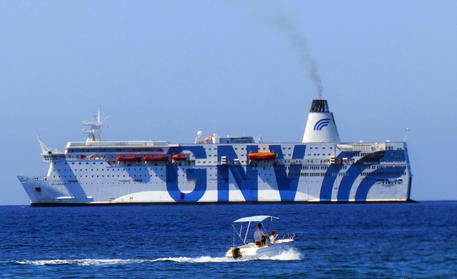 Migranti: nave quarantena a Lampedusa, si svuota hotspot