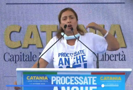 Catania, Maraventano shock sul palco di Salvini: “La vecchia mafia difendeva il nostro territorio” – Video