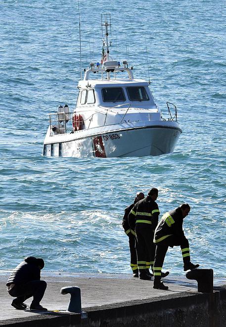 Sub morti in spiaggia: mamma tunisina, due sono figli miei. Riconosciuti dai tatuaggi