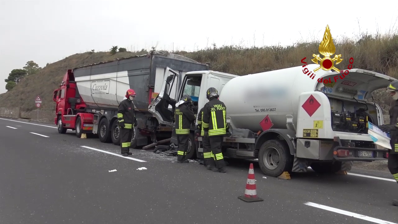 Francofonte: incidente stradale coinvolti due mezzi pesanti tra cui una cisterna carica di GPL ( Video)