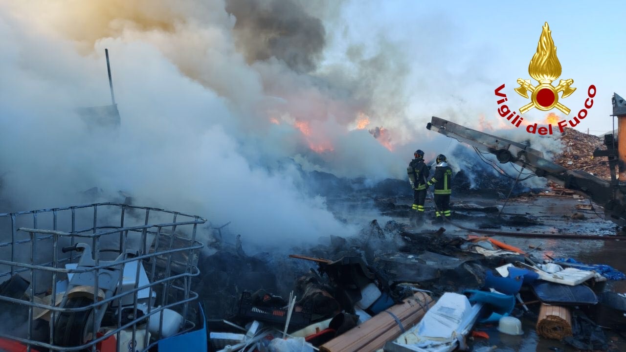 Palermo, incendio nell’isola ecologica di Santa Flavia ( Video)