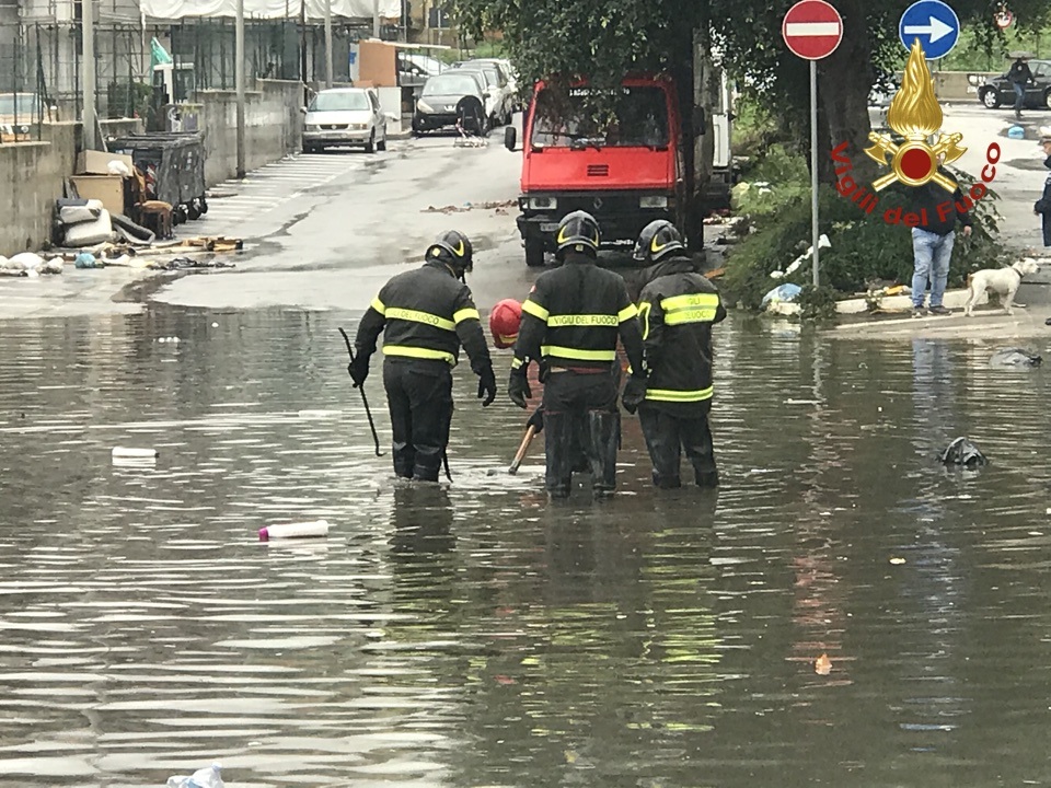 Maltempo:  allagamenti a Palermo, interventi vigili fuoco per ripristinare la viabilità in città (Video)