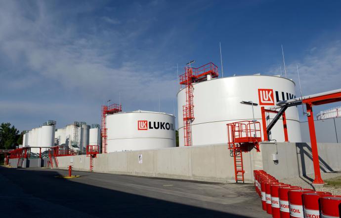 Rischio chiusura Lukoil , Rifondazione Comunista e ManifestA: occorre uno sciopero generale