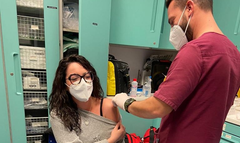 Anche due giovani infermiere di Canicattini Bagni tra il personale sanitario vaccinato stamane a Siracusa