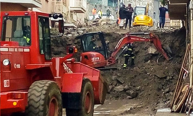 Sardegna - Continuano le operazioni di rimozione fango nel comune di Bitti