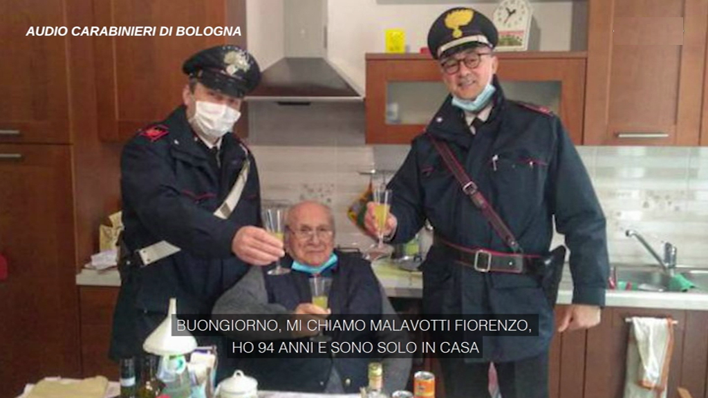 Natale, 94enne solo a casa chiama i Carabinieri per fare un brindisi "Non mi manca niente, solo una persona per scambiare gli auguri" - Video