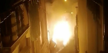Palermo – Rogo in magazzino adibito ad abitazione, un morto: la vittima è un tunisino, incendio forse causato da una stufa