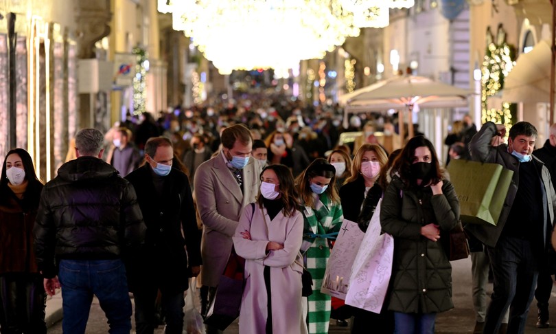 Covid – I casi sono 12.030 contro i 17.398 di ieri: calano tamponi e contagi, ma è solo l'”effetto lunedì”