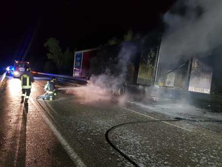 Caltanissetta – In fiamme un tir che trasportava merci: chiusa al traffico la Statale 626