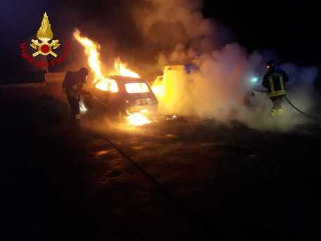 Incendio – Distrutte 4 vetture in atrio condominio a Paternò: rogo forse di origine dolosa