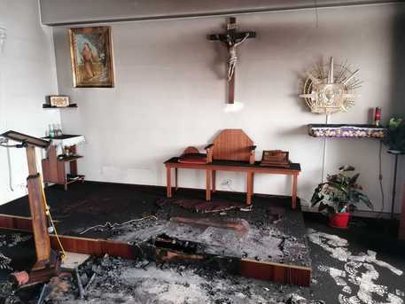 Ragusa – Candele votive provocano piccolo rogo in parrocchia: spento dai vigili del fuoco
