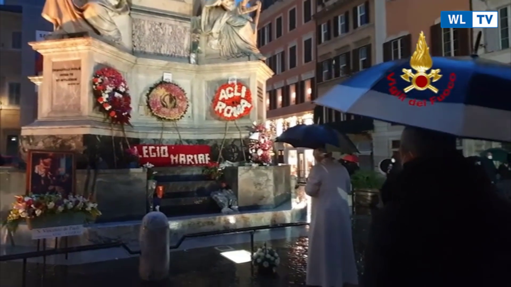 Festa dell’Immacolata, l’omaggio del Papa alla statua della madonna – Video