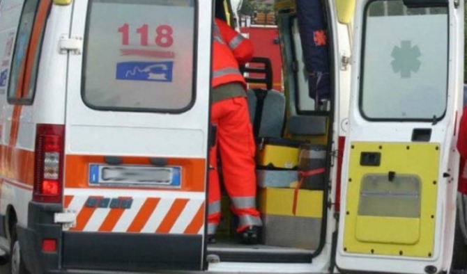 Scontro tra due auto sulla Ss 248 in territorio di  Paternò nel Catanese, quattro feriti