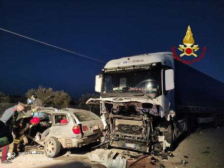 Incidenti stradali: scontro auto-Tir, morti tre braccianti nel siracusano