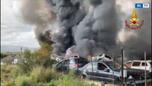 News- Incendi: vasto rogo in autodemolizione, alta nube di fumo Nel Catanese. Più squadre vigili fuoco in azione, nessun ferito