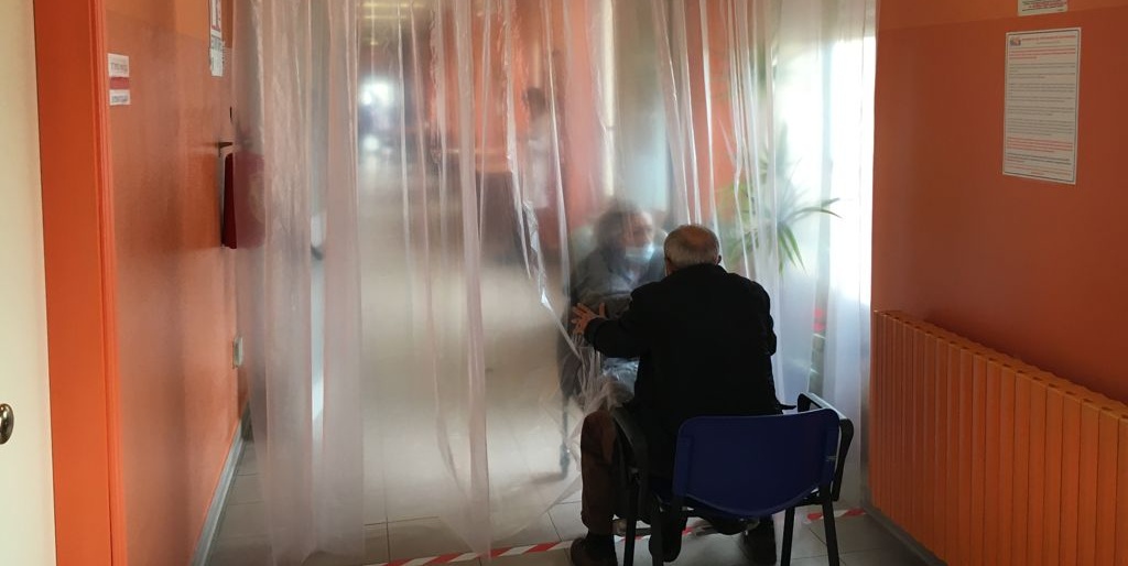 Pandemia – L’emozione di un abbraccio nella RSA dell’ospedale Rizza