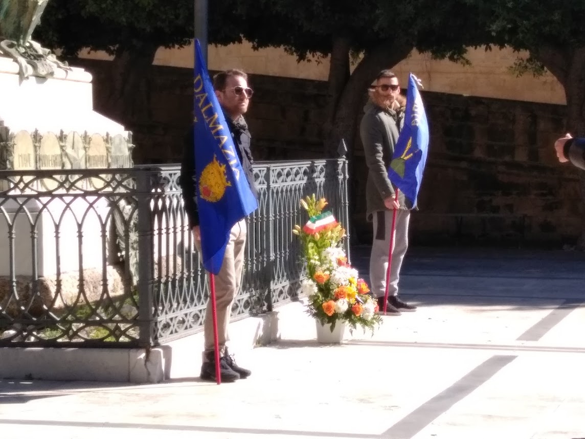Noto – “Giorno del Ricordo”: omaggio floreale al monumento dei caduti