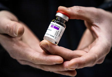 Vaccini- Al via da domani somministrazione AstraZeneca, Musumeci: servono più dosi