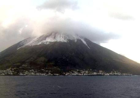 Maltempo – Neve sulla Sicilia: disagi per gli automobilisti, nevica anche alle Eolie