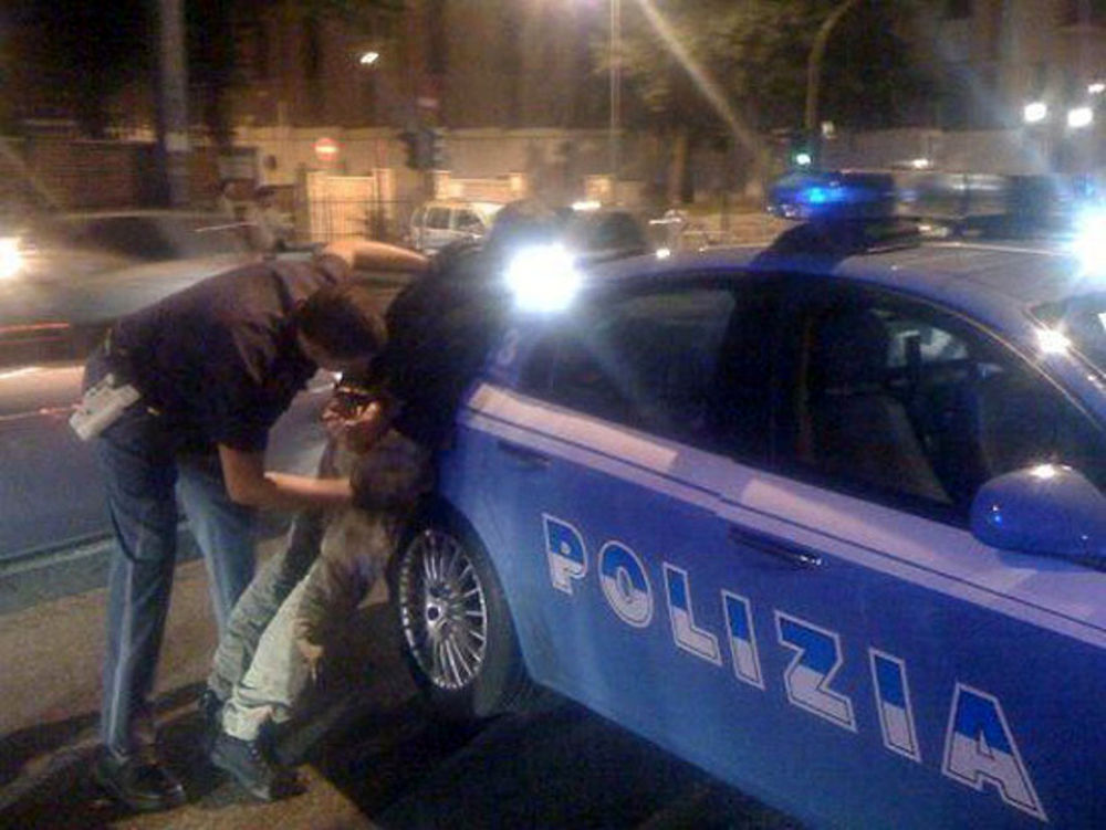 Siracusa, sorpreso in una piazza dello spaccio in possesso di droga: arrestato minorenne