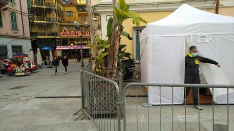 Sanremo – Festival blindato: tende per i tamponi dove c’era la passerella