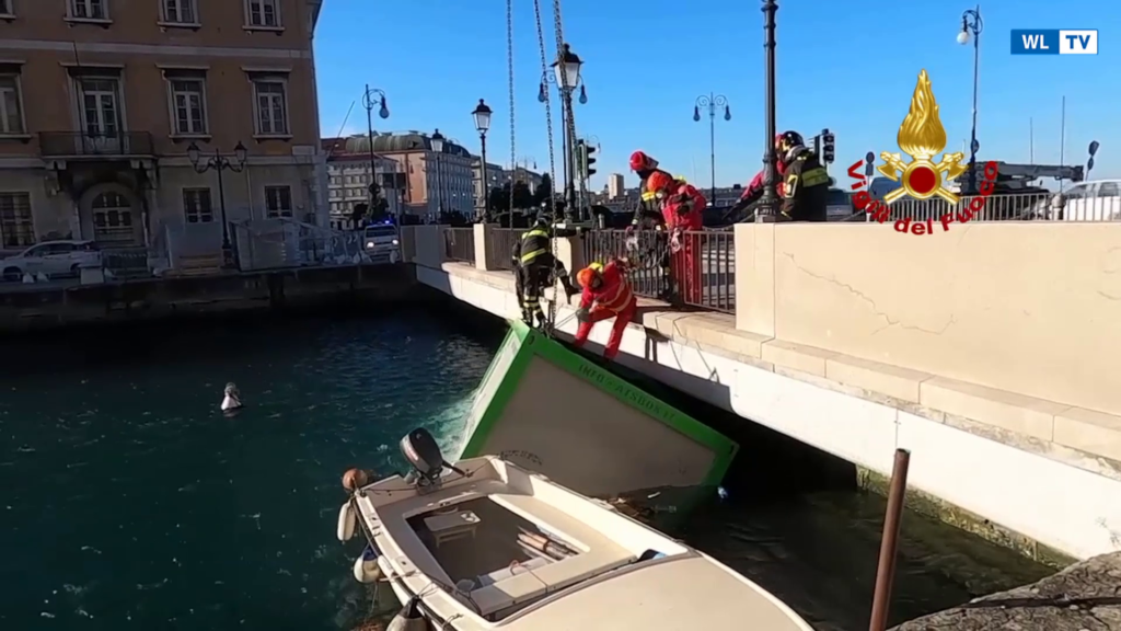 Recuperati due container trascinati dal vento nel canale di Portorosso