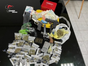 Siracusa- Detenevano in locali disabitati droga e armi: 4 arresti e 2 denunce