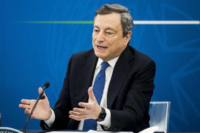 Presidente Draghi: 'Interverremo su operatori no vax. Scuola riapre fino alla prima media'