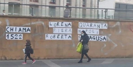 “Ti rissi no, cala i manu”: a Palermo sono apparsi striscioni e manifesti per dire basta alla violenza sulle donne
