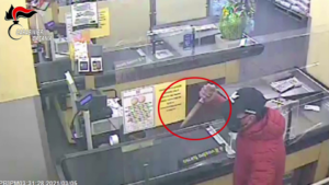 Rapina supermercato armato di coltello, incastrato da video